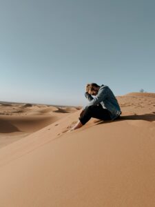 homme_desemparé_desert