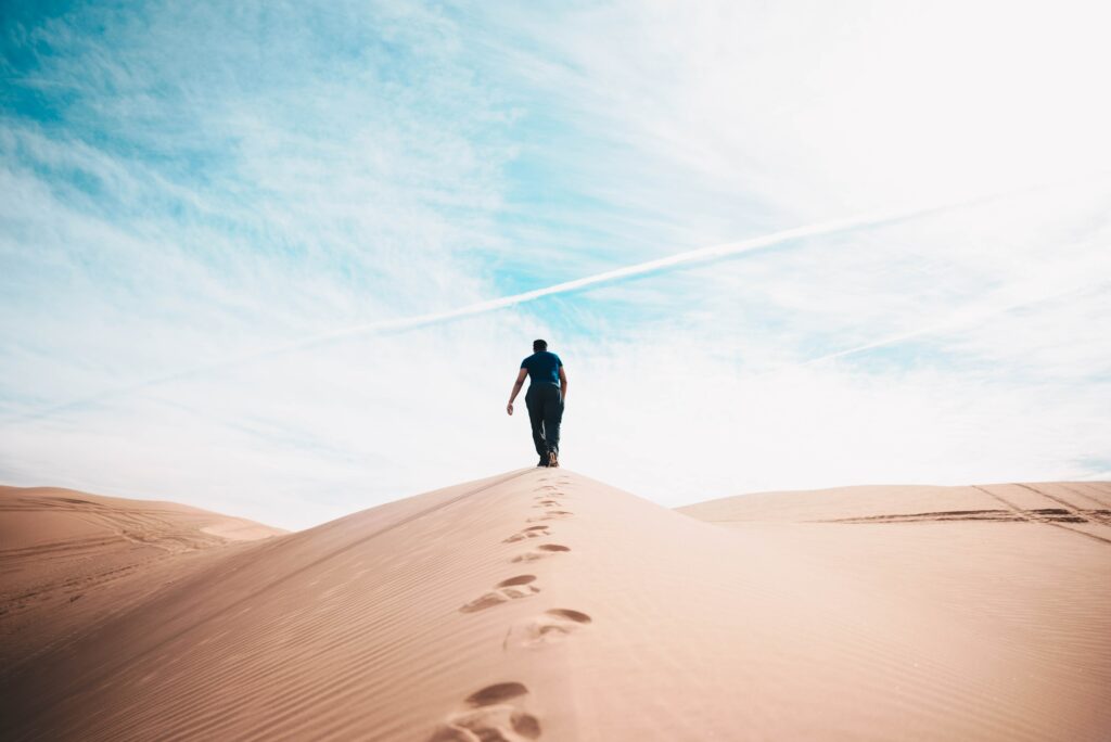 homme_marchedansledesert