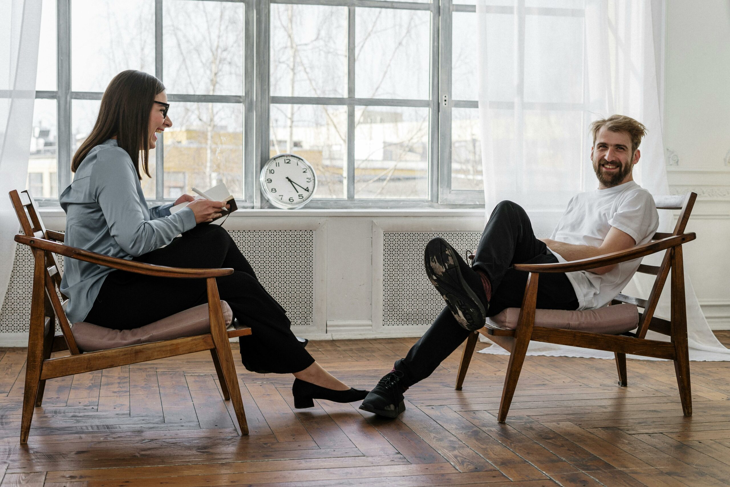 seance_coaching_therapie_rire seance de coaching thérapeutique, un homme et une femme, ris tout deux
